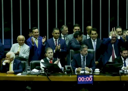 Câmara aprova texto-base da reforma tributária com trava no IVA