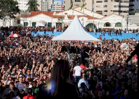 Fi&eacute;is lotam Pra&ccedil;a do R&aacute;dio para comemorar Marcha para Jesus