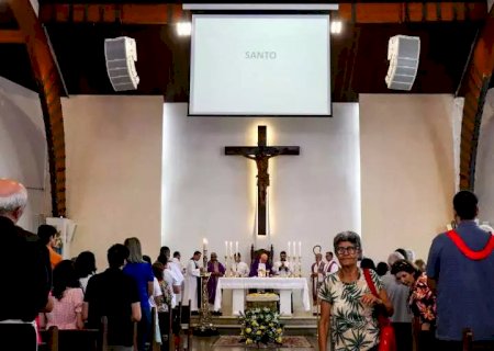 Fiéis lotam catedral para adeus a Dom Mariano, que será sepultado em Brasília