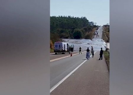 Barragem de condomínio de luxo estoura, leva asfalto e bloqueia completamente trecho da BR-163
