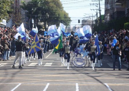 Frio não intimidou e público lotou arquibancadas no desfile de 26 de agosto