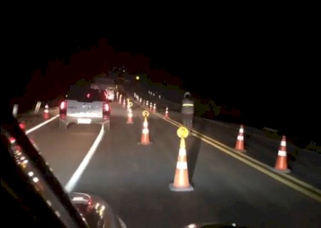 Trânsito em rodovia onde represa estourou está liberado, mas em Pare e Siga