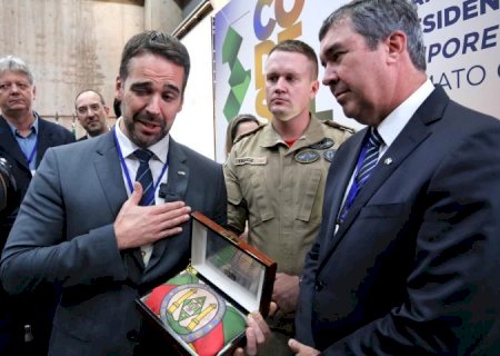 Bandeira resgatada no RS é entregue por MS como símbolo da reconstrução gaúcha