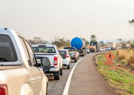 Tráfego pare e siga continua na BR-163 entre Campo Grande e Jaraguari