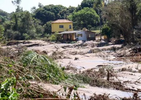 “Sobrou a vida”, diz mulher que teve casa destruída por estouro de barragem