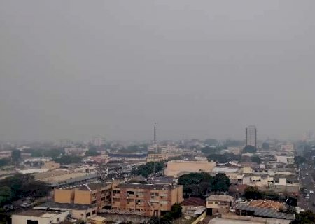 Fuma&ccedil;a cobre Dourados e cheiro de queimada toma conta da cidade