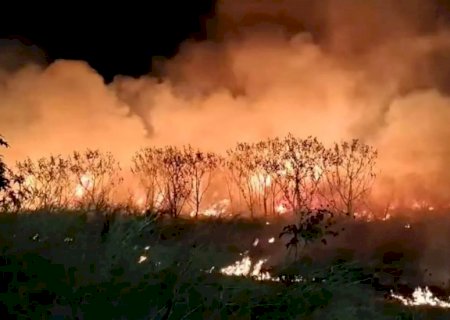 Incêndio às margens da BR-163 levanta fumaça e provoca risco aos motoristas em Rio Brilhante