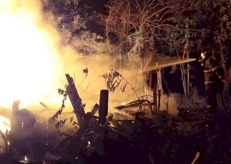 Incêndio destrói casa de madeira em Caarapó