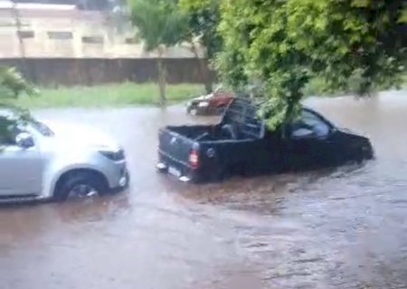 Caarapó registra pontos de alagamento depois de chuva rápida