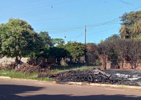 Incêndio provocado em galhadas do 'multirão de limpeza' deixa moradores sem energia na Planalto