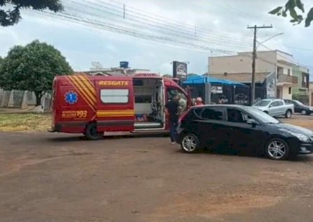 Colisão entre carro e moto deixa dois feridos na área central de Caarapó