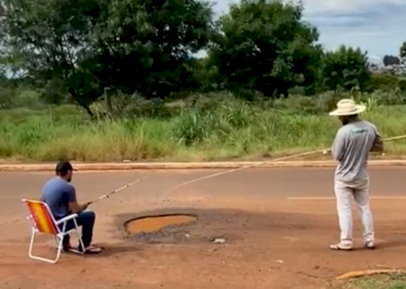 Moradores gravam vídeo 'pescando' em buraco na Doutor Coutinho