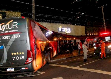 Ônibus de turismo invade bar “Café Mostarda” na Afonso Pena