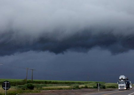 Chuva e ventos fortes atingem todo MS neste sábado; Caarapó deve chover 38mm