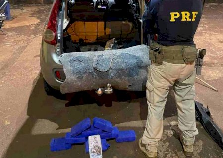 Mulher é flagrada pela PRF na BR-263 com tabletes de cocaína escondidos em Fiat Pálio