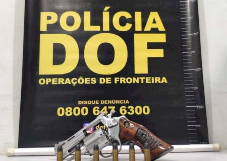 Homens são pegos com arma e touca ninja durante blitz na MS-156>