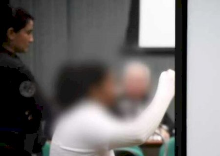 Mãe acusada de matar filha diz que achava bebê "possuída por demônios"