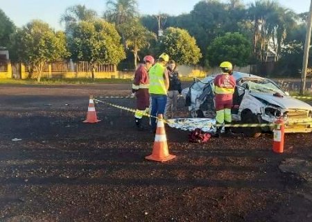 Passageira morre depois de carro atropelar capivara e bater em coqueiro em Douradina>