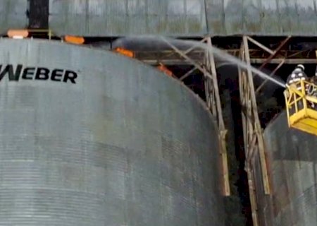 Corpo de Bombeiros de Caarapó apaga incêndio em silos da empresa JBS