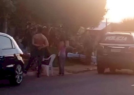 Rapaz ataca pais com enxada, joga pedra em policiais e acaba baleado>