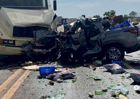 Colisão frontal entre caminhão e Toro mata casal na BR-262>