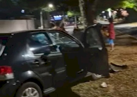Homem morre após bater carro em árvore na região central>