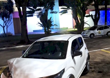 Mulher passa mal e acaba colidindo em veículo estacionado na área central de Caarapó>