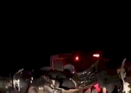 Carro fica totalmente destruído após acidente e casal morre na BR-262>