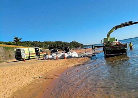 Mergulhadores conseguem retirar caminhão que afundou no Rio Paraná
