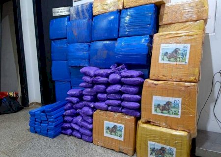 Caminhonete com quase 1 tonelada de drogas capota durante perseguição em Laguna Carapã