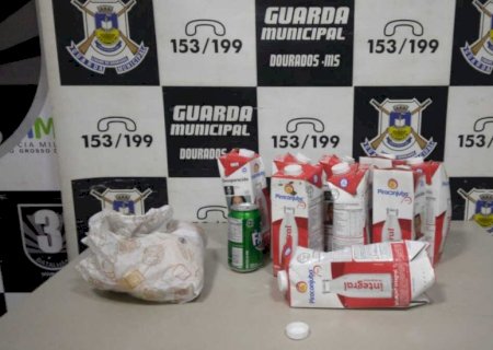 Preso por furtar caixas de leite, homem mostra a 'bunda' para os policiais em delegacia de Dourados>