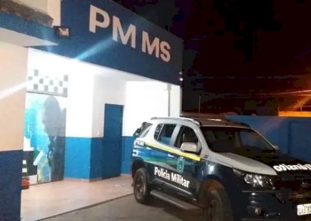 Durante fiscalização em bares, homem com mandado de prisão em aberto é preso PM em Caarapó