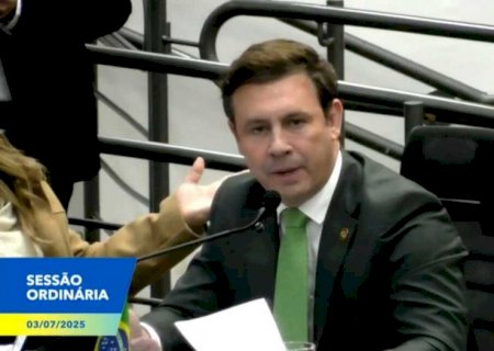 Vereador parte para briga com manifestante em sessão ordinária e precisa ser contido por colegas>