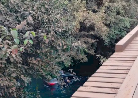 Carro com quatro pessoas cai em rio de águas cristalinas em Bonito>