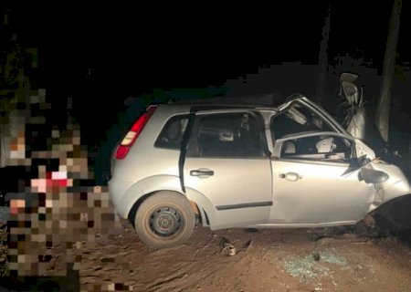 Carro bate em árvore, duas crianças morrem e cinco pessoas ficam feridas