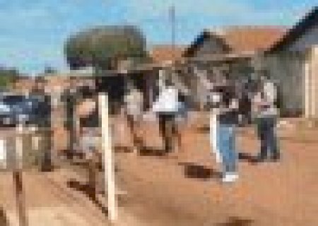 Vizinhas protestam em frente a casa onde bebê foi estuprada pelo pai>