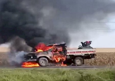 Caminhonete fica destruída após pegar fogo na MS-157 em Maracaju>