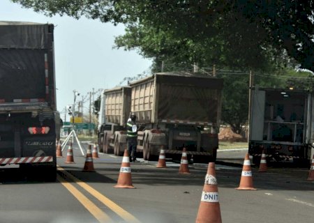 Dnit fecha o cerco a caminhoneiros que 'detonam' o asfalto de rodovias em MS