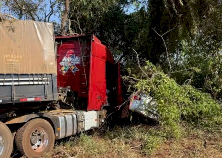 Acidente entre carro e carreta deixa idoso morto em MS
