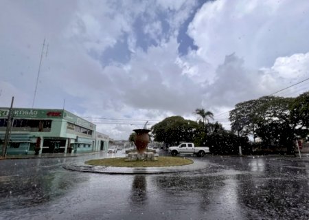 Vento de 115 km/h provoca falta de energia e afeta abastecimento de água em Caarapó