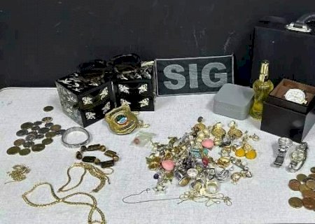 De tornozeleira, ladrão furta R$ 65 mil em joias um dia após sair da cadeia