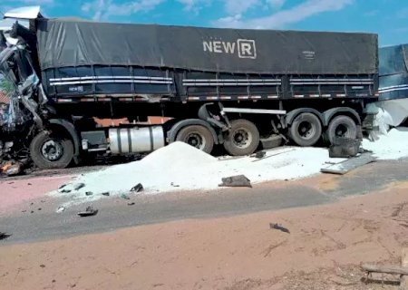 Caminhoneiro morre após colisão entre carretas na rodovia MS-320