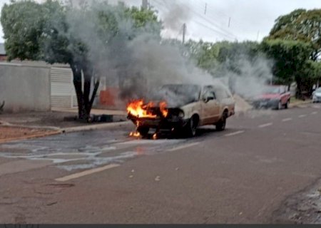 Veículo pega fogo após pane elétrica em Caarapó