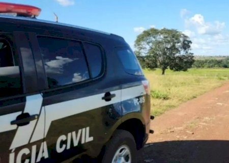 Homem morre ao cair de carro em movimento em estrada