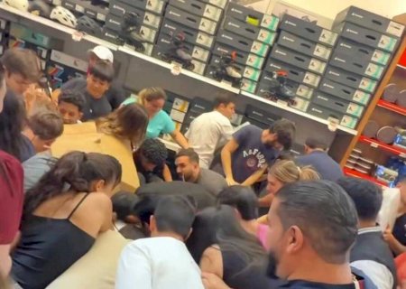 Black Friday Fronteira tem empurra-empurra e disputa por produtos no Shopping China