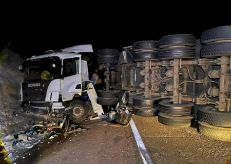 Caminhão tenta ultrapassagem, bate em paredão e espalha diesel na BR-163