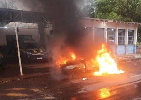 Jovens ateiam fogo após terem carro irregular apreendido pela PRF: 'nem a polícia, nem eu'
