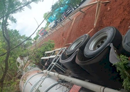Carreta carregada com álcool tomba na BR-158 e causa congestionamento