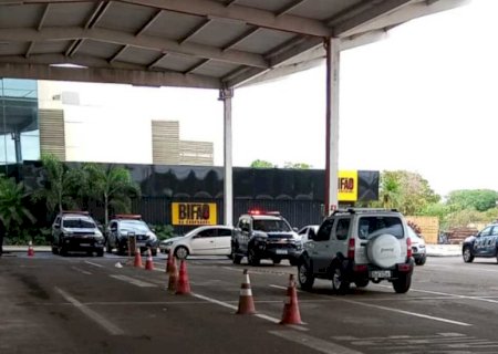 Bandidos invadem shopping para furtar loja de joias em Campo Grande