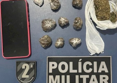 PM de Caarapó prende jovem e apreende adolescente por posse de drogas em praça pública